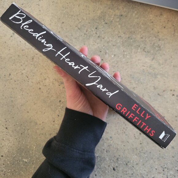 Bleeding Heart Yard Paperback Thriller Novel by Elly Griffiths - GUC - Picture 2 of 4